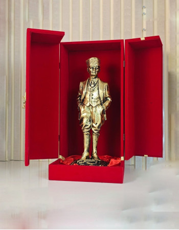 Özel Tasarım Kırmızı Kadife Kutulu Büyük Ayakta Duran Atatürk Heykel Biblo Özel Tasarım Kırmızı Kadife Kutulu Büyük Ayakta Duran Atatürk Heykel Biblo