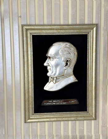 Özel Tasarım Çerçeveli Siyah Zeminli Atatürk Büst Tablosu