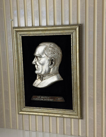 Özel Tasarım Çerçeveli Siyah Zeminli Atatürk Büst Tablosu
