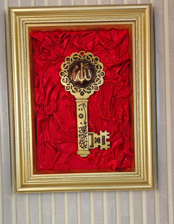 Özel Tasarım Kırmızı Zeminli Allah Yazı Armalı Anahtar Desenli Tablo